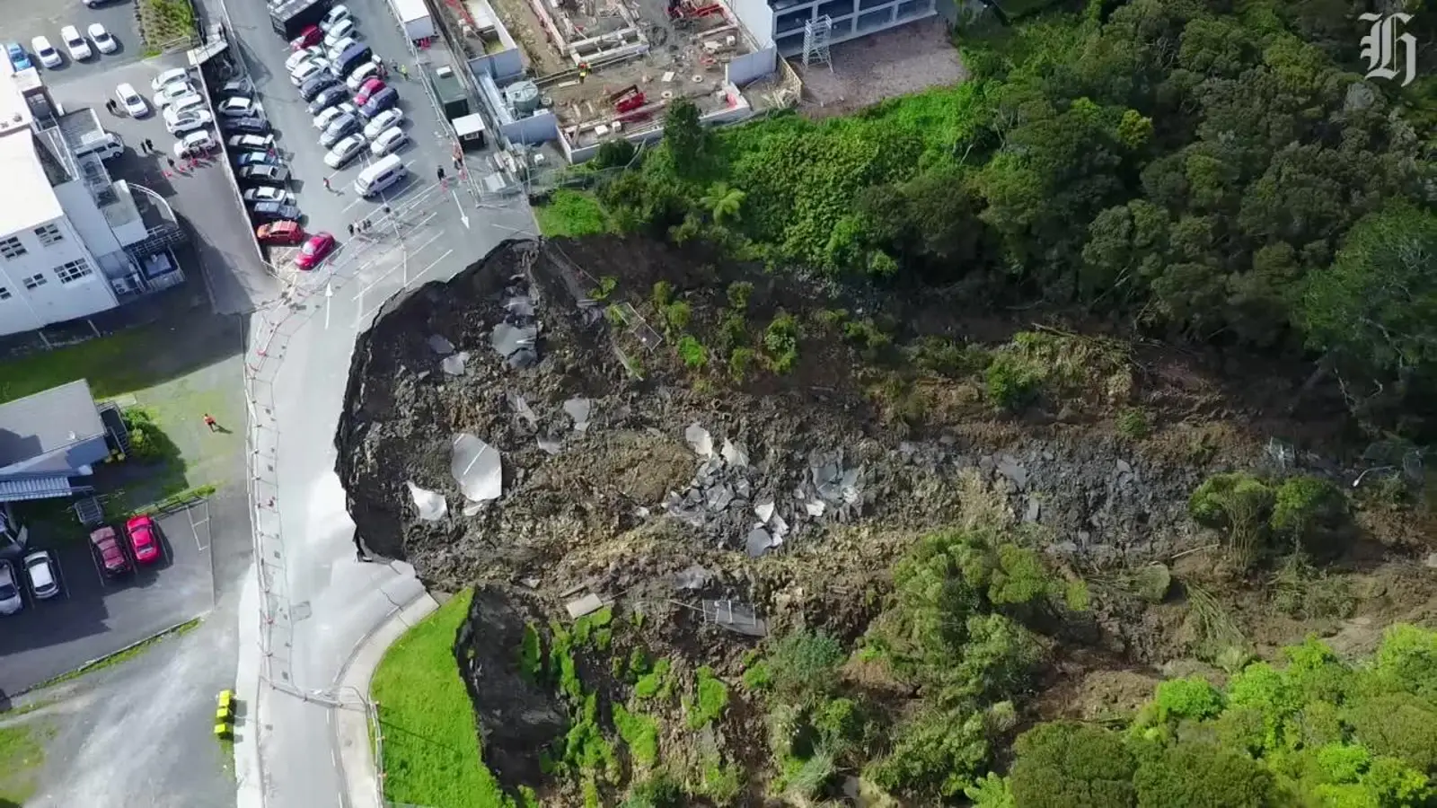 地震前兆?奥克兰一天内多处塌陷惊现不明地洞,北岸停车场成天坑!您家房子买保险了吗?