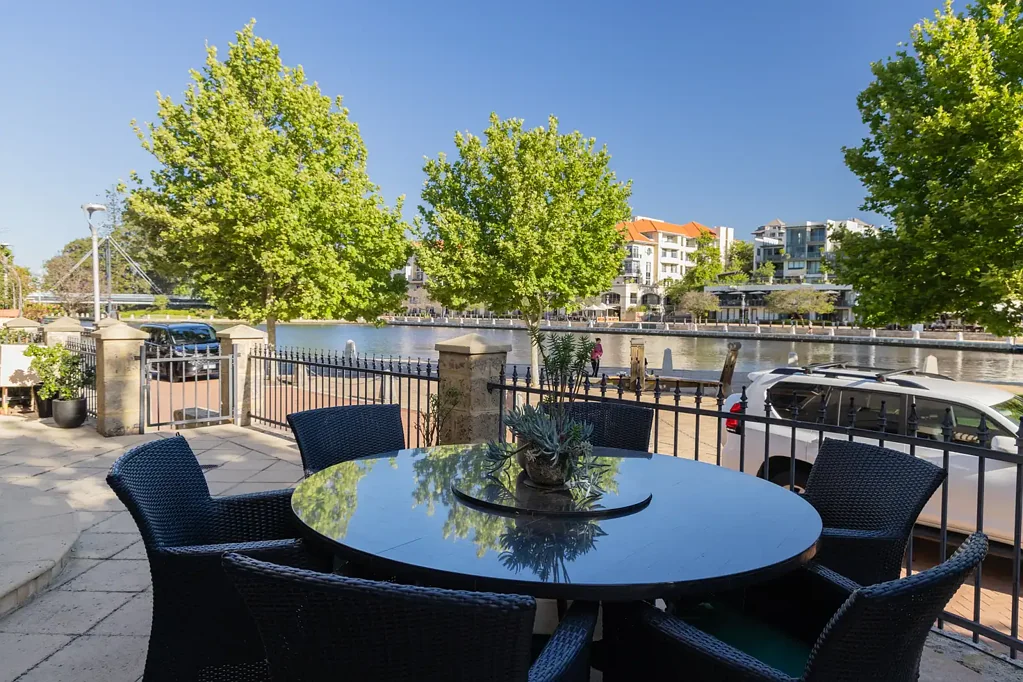 East Perth 5कमरा Corner Block Family Home on Claisebrook Cove!