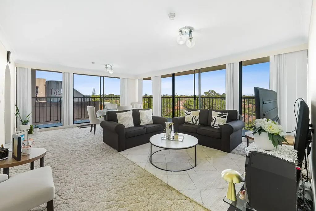 Strathfield 2房 高楼层采光公寓 内置衣柜环绕阳台 电磁炉厨房 安全车位 游泳池桑拿 临近Strathfield Station 咖啡馆餐厅云集 Elevated Living In a Highly Sought after Central Location