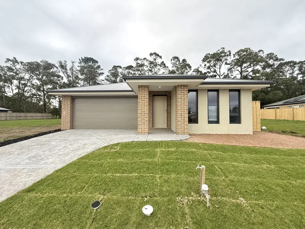 Brand New Family Home in the Fairways Estate (golf course views)