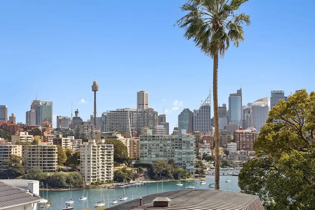 ELEGANT THREE-BEDROOM RESIDENCE IN A PREMIER DARLING POINT LOCATION