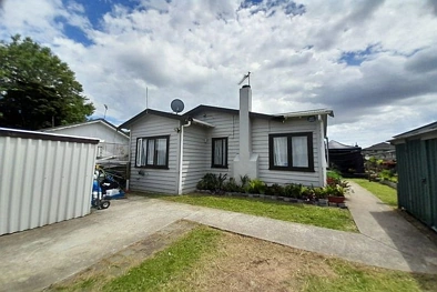 Coastal Bungalow Living - 3 Bedrooms, Large Deck & Great Location