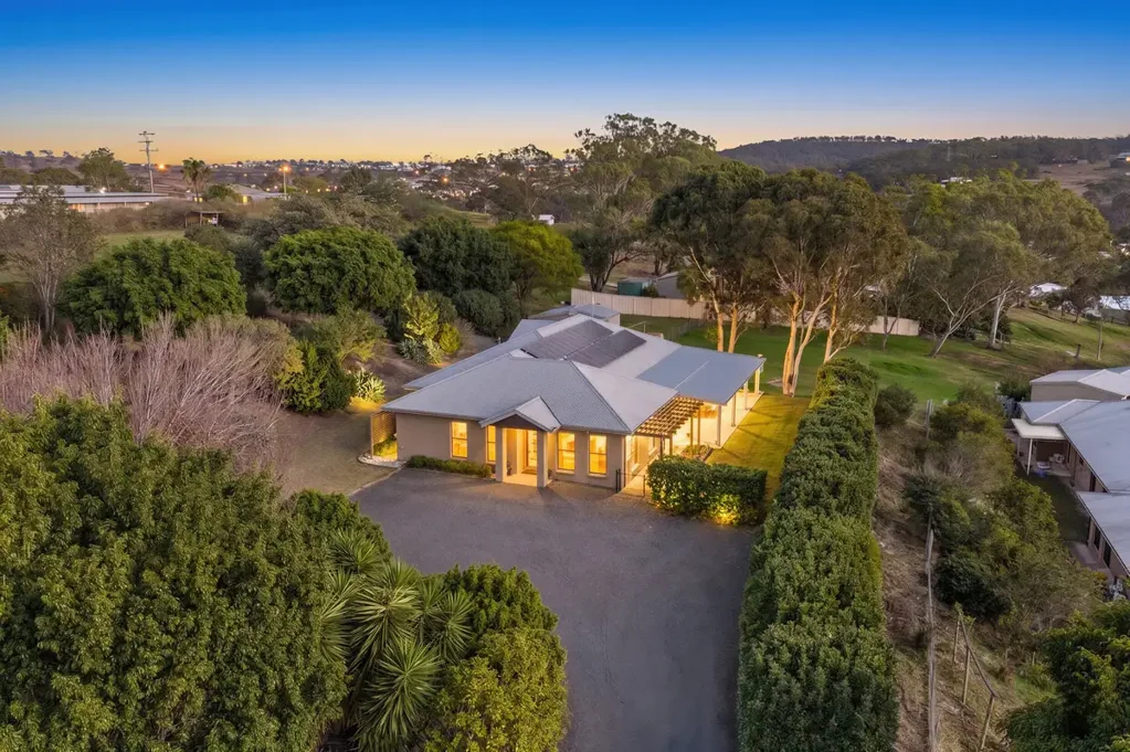 Top Camp 4ਬੈੱਡਰੂਮ Modern family home on a huge block, just minutes from Toowoomba CBD!