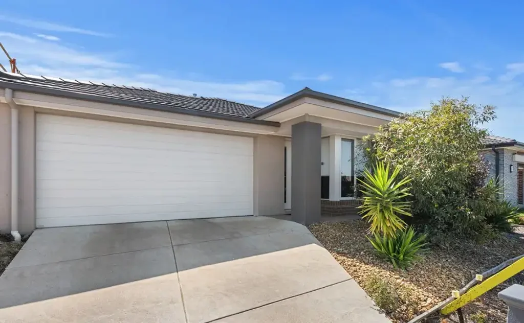 FAMILY HOME WITH 2 SEPERATE LIVING AREAS