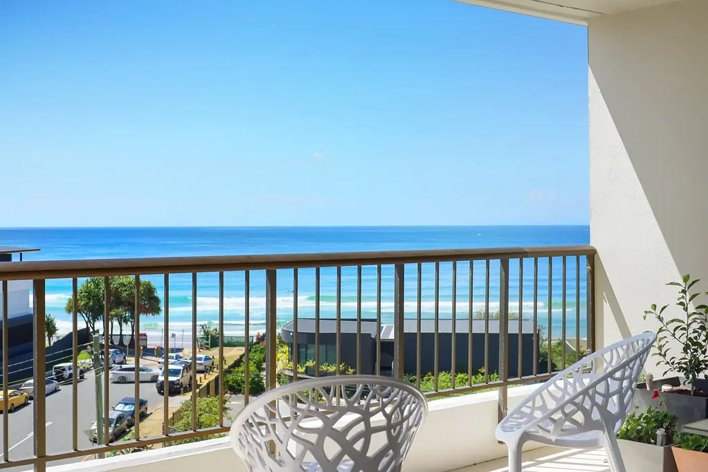 Main Beach 2房  Large Elegant North-East Apartment With Sparkling Ocean Views