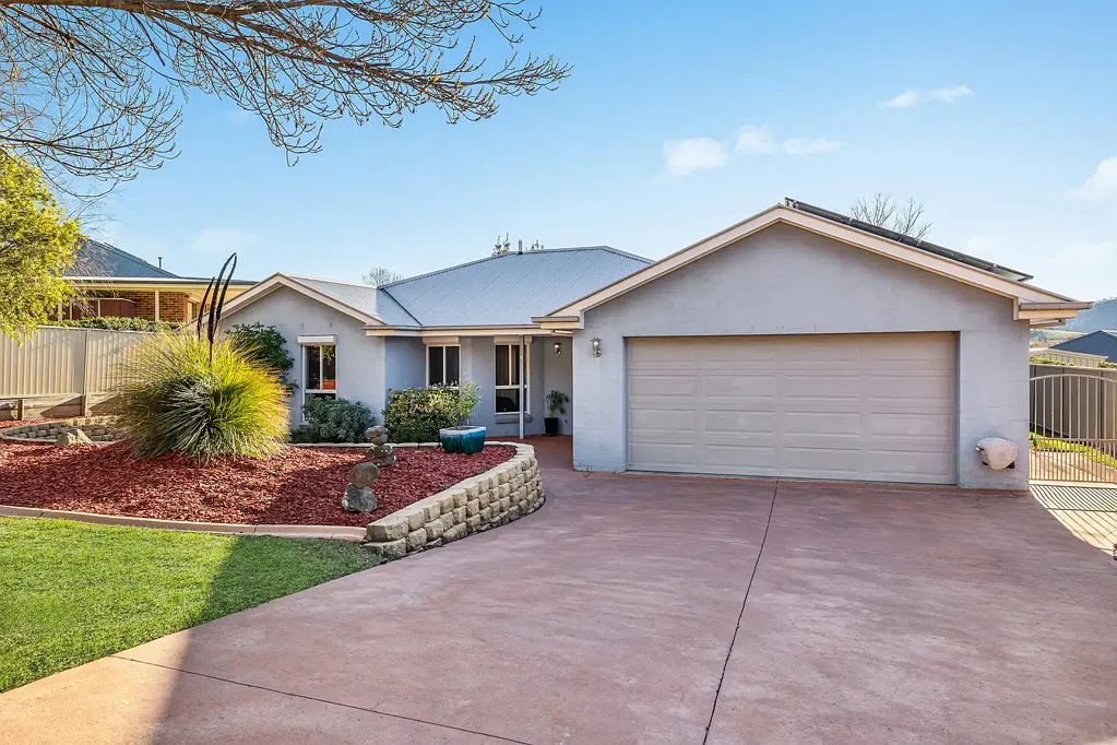 Lithgow 4ਬੈੱਡਰੂਮ Bright & Inviting Living at 1 Claret Ash