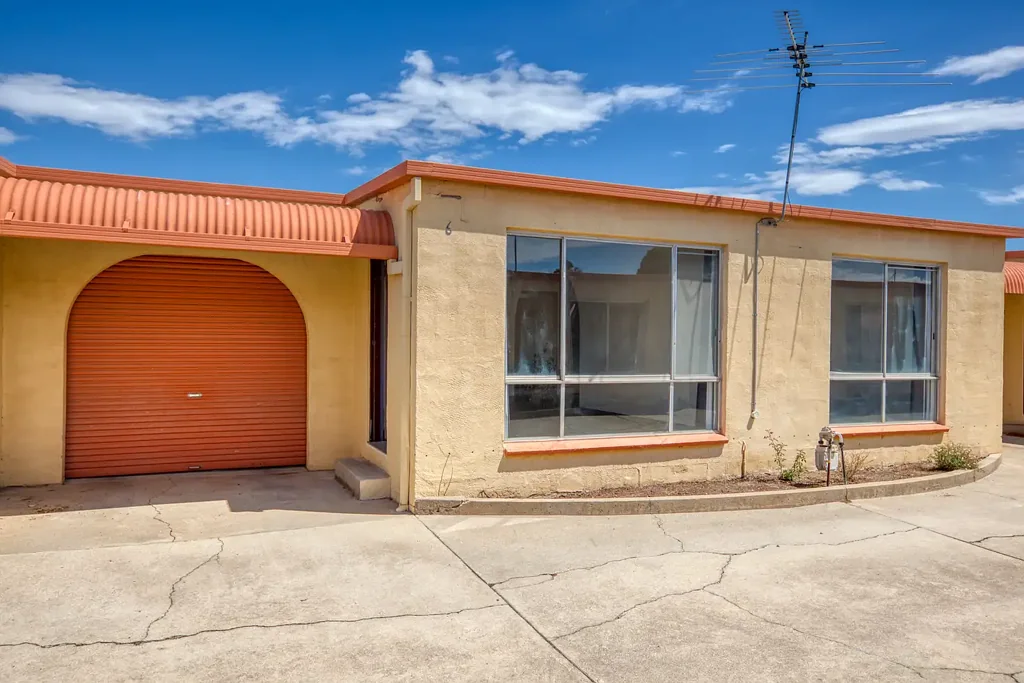 Comfortable living, modern updates and unbeatable convenience!