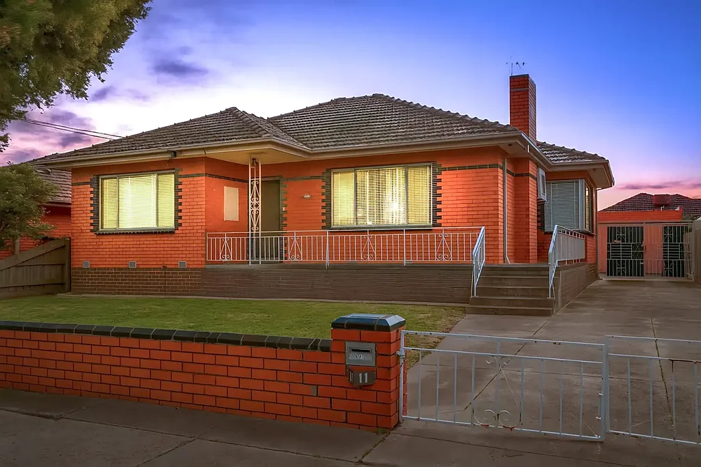 Oakleigh South 4房 高品质建造 698sqm平地 两处住宅可选 独立别墅舒适 9号四卧 11号三卧 优越地理位置 靠近学校公园 商圈医疗 BUY ONE OR BUY BOTH!