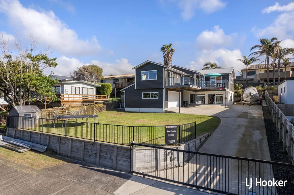 Waihi Beach 5 Bedroom Room for the family and friends at the Beach
