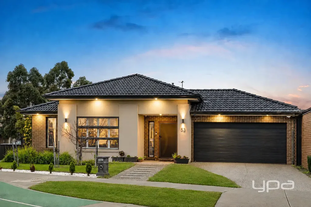 Werribee 5房 全面升级的 Cornerstone 奢华住宅，带双主卧套房 FULLY UPGRADED CORNERSTONE LUXURY WITH DUAL MASTER SUITES