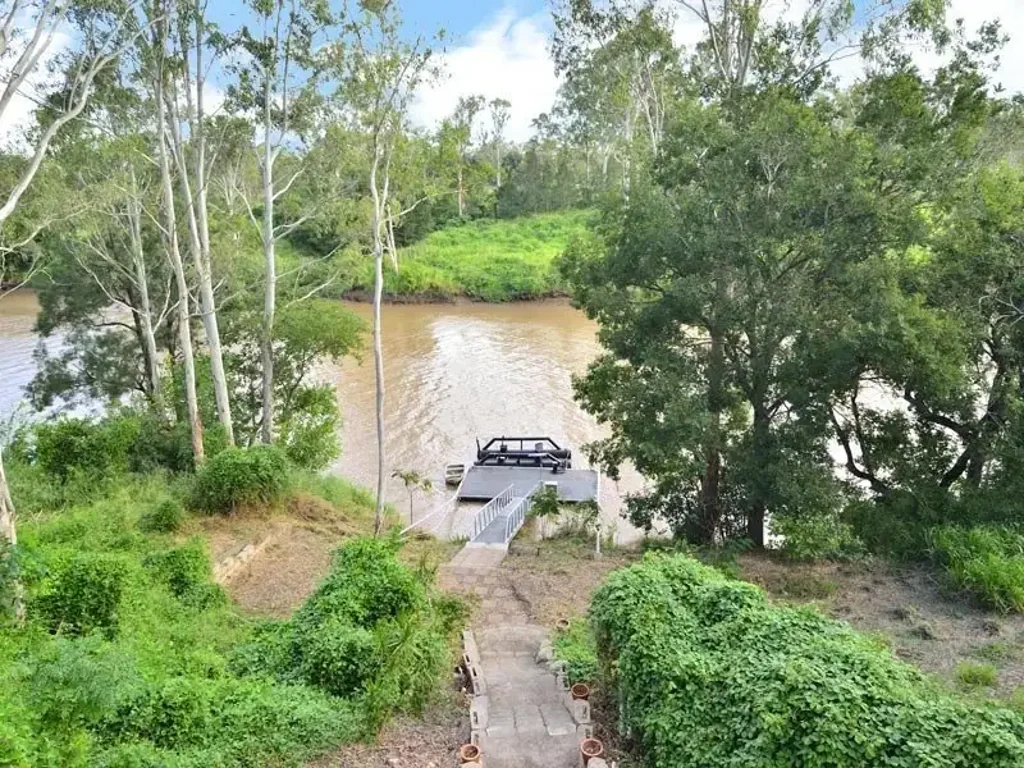 Karalee 3ห้องนอน Absolute Waterfront Living – Your Private Riverfront Paradise Awaits
House survived the flood