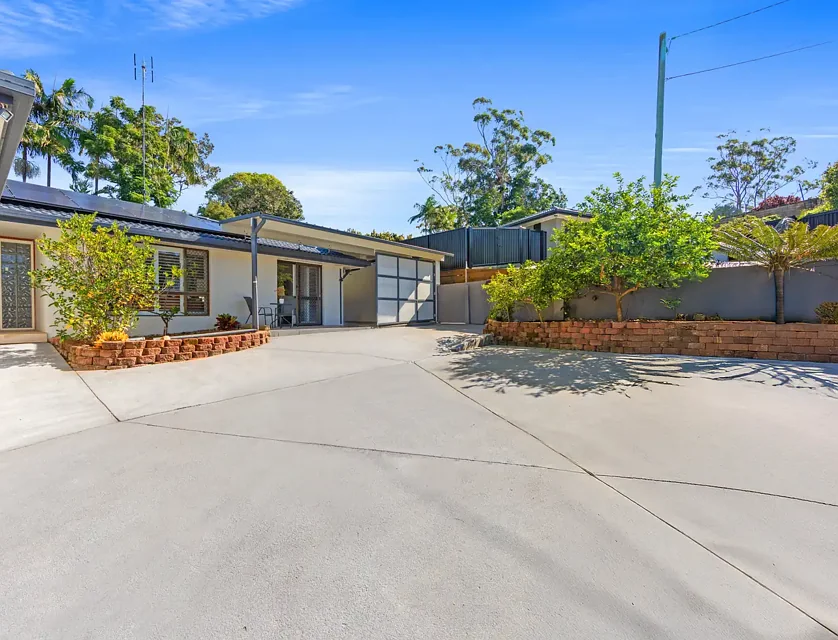 8 Daniel Crescent, Ashmore, QLD 4214, 4 Kuwarto, 2 Banyo, House