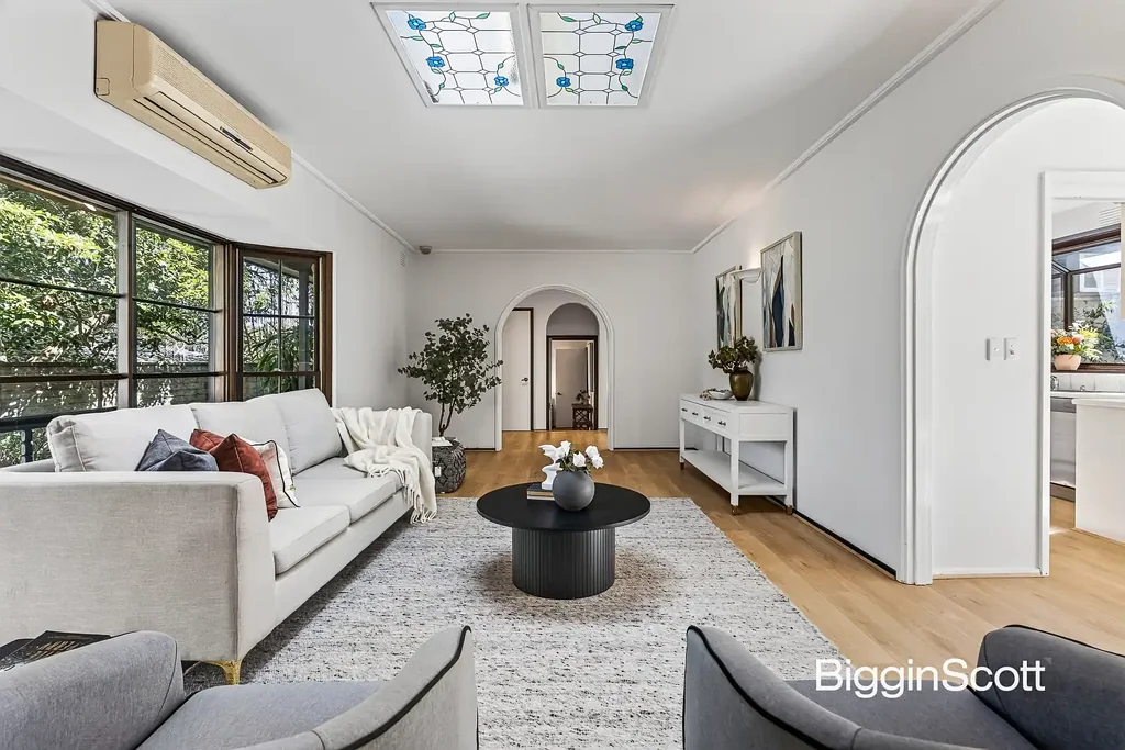 Mount Waverley 5Kwarto SPACIOUS FAMILY HOME WITH MULTIPLE LIVING AREAS IN THE MWSC ZONE!