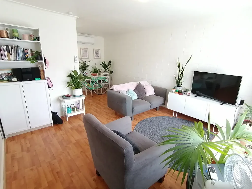 Best location - Walking distance to train station, shops & beach!