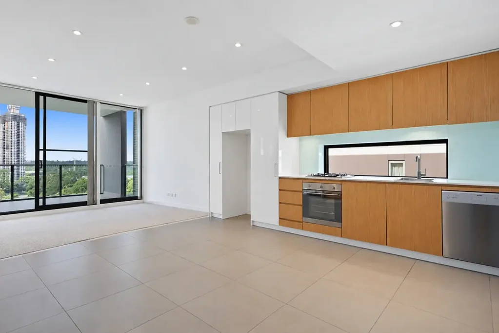 North-east facing & Extra large balcony 1 Bedroom Close to MQ Metro and Shopping Centre & Swimming Pool & Gym