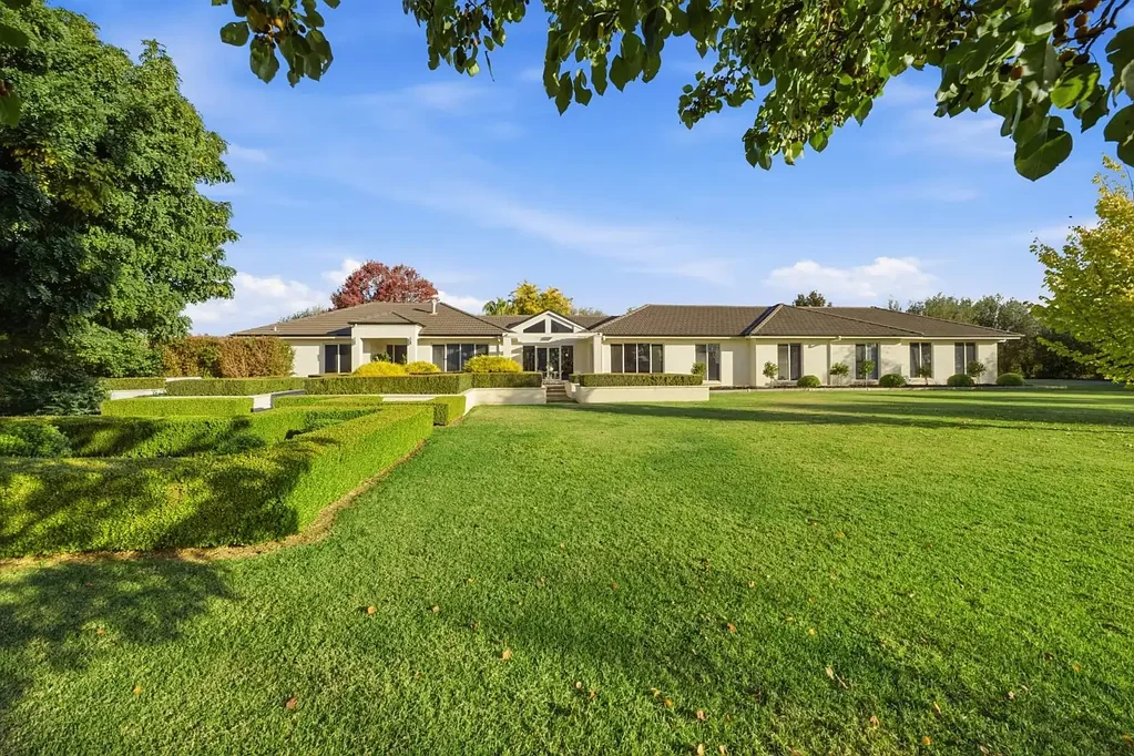 Ardmona 6غرفة نوم Prestigious Lifestyle Living on 2.5 Acres – A Landmark Ardmona Property