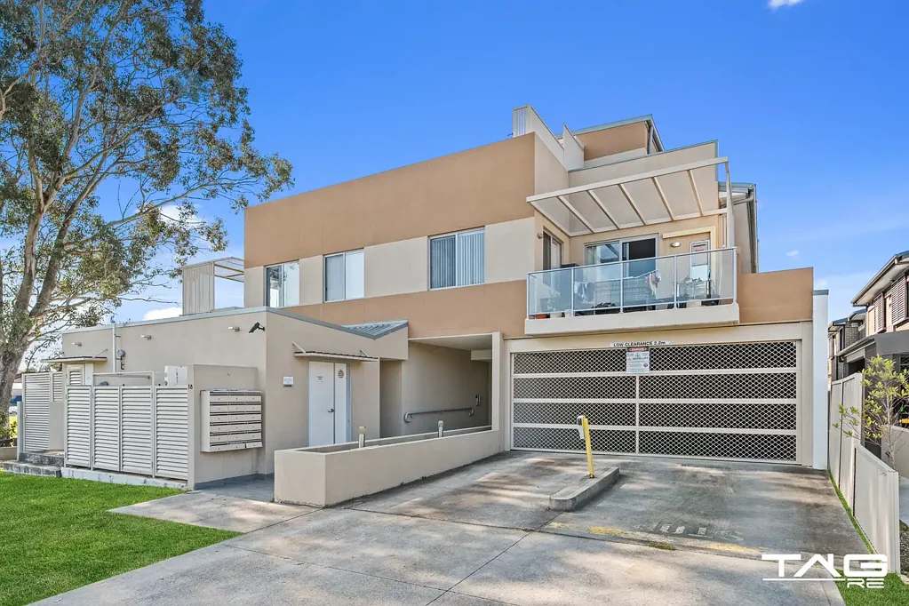 SPACIOUS UNIT WITH BALCONY