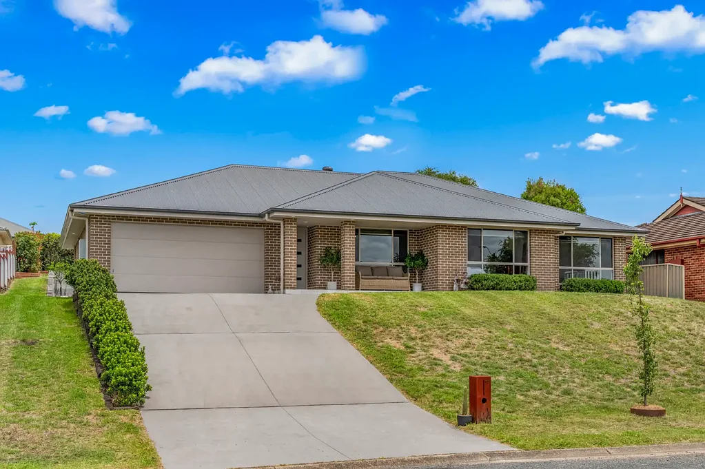 Gloucester 5房  A Modern Family Haven with Breathtaking Mountain Views