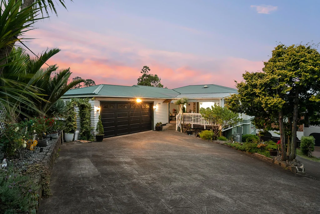 Mount Roskill 6બેડરૂમ Family Home with Income & Renovation Upside