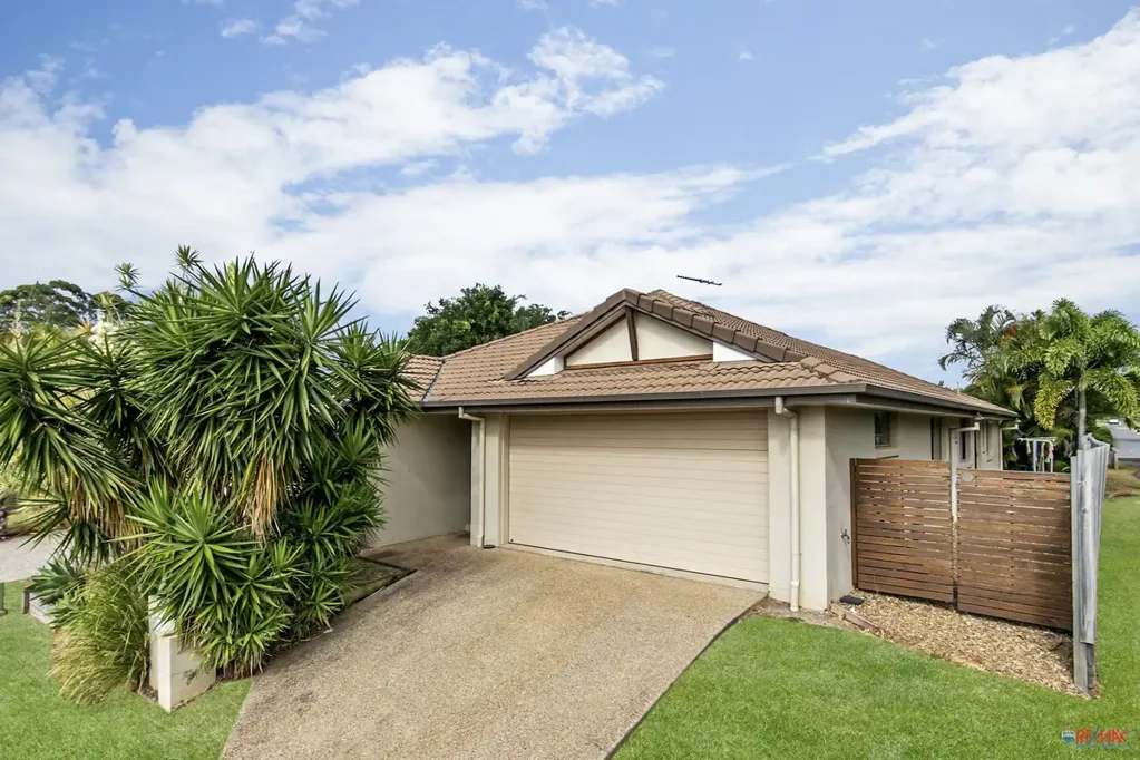 PRIVATE BAYSIDE LIVING IN IDYLLIC LOCATION!!