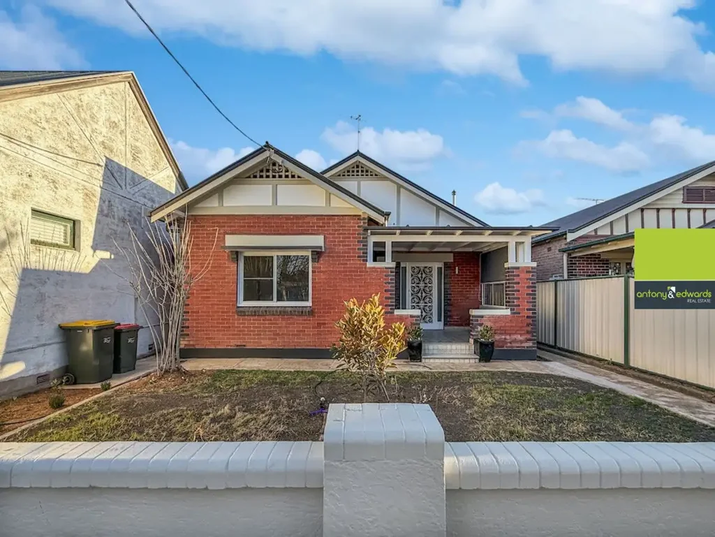 *Rent Inclusive of Lawn Service* Fully Renovated Californian Bungalow