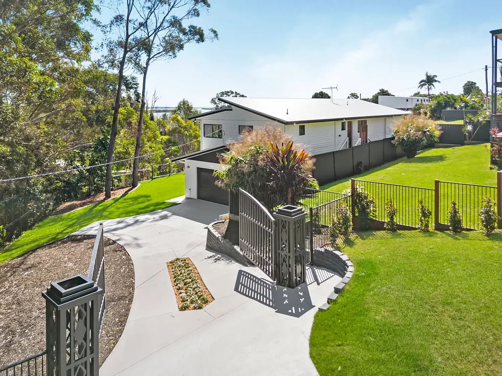 Russell Island 3 Bedroom Executive Island Retreat with Stunning Water Views