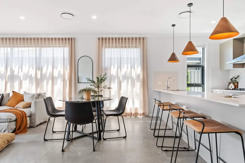 Rouse Hill 4房 位于Rouse Hill中心 宽敞主卧套房 现代厨房 专用书房 安全后院 优越地理位置 步行到购物中心 便捷通勤 顶尖学区 高需求投资机会 立即联系看房！ FULL TURN KEY READY TO MOVE IN!!! CONTACT 0475 105 157