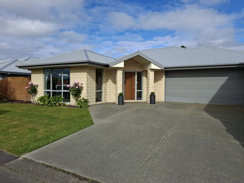 Halswell 4房  Embrace this Kiwi Gem at 15 Cridland Place!