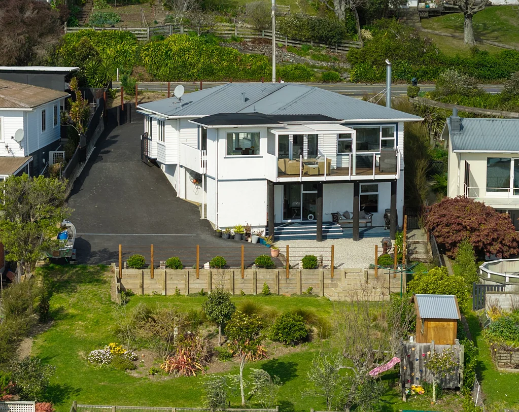 Stoke 4房  Elevated family living with spectacular views