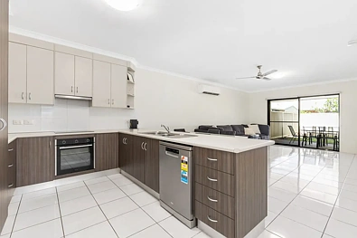 9 Paperbark Place, Emerald, QLD 4720, 6 slaapkamers, 4 badkamers, Apartment