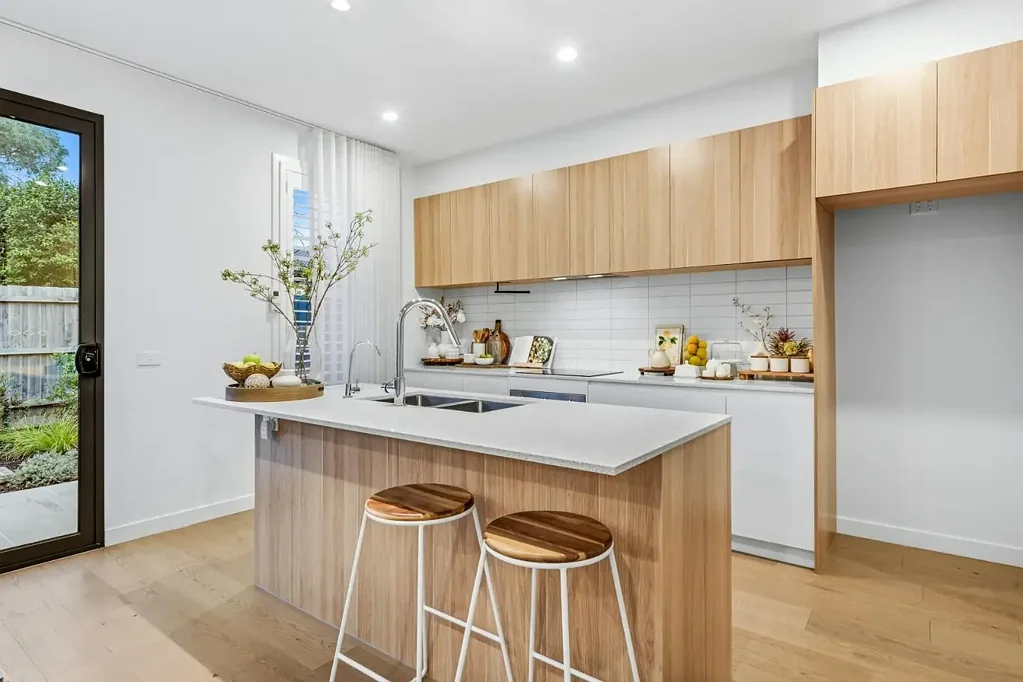 Wantirna South 3房 安静社区奢居 宽敞三卧 主卧带卫浴 开放式厨餐区 低维护庭院 双车库便利 近Westfield Knox 学校公园交通 Modern designer living!