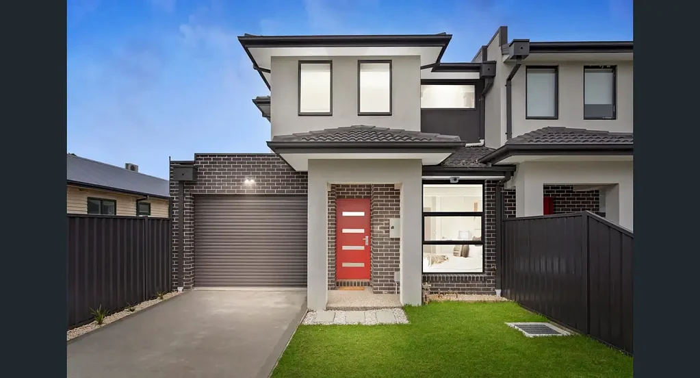 FOUR-BED THREE-BATH TOWNHOUSE IN A CONVIENIENT LOCATION