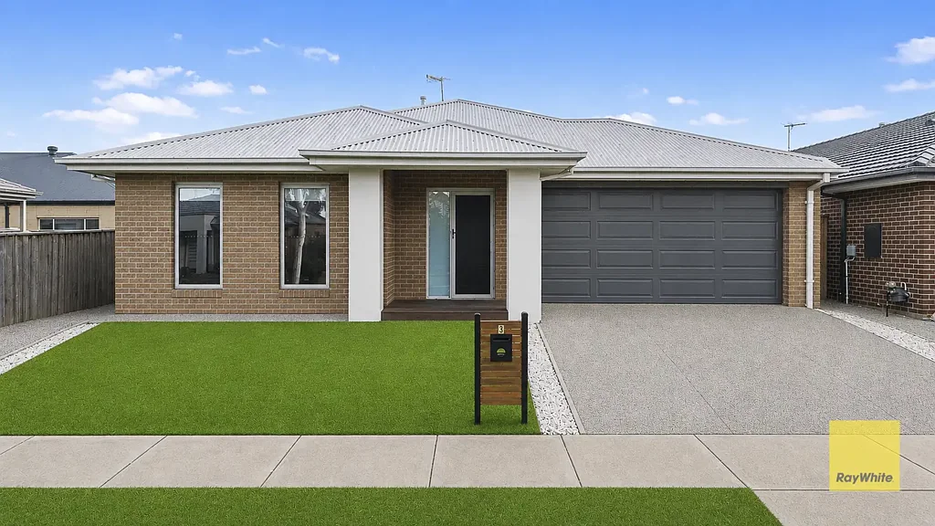 Manor Lakes 4 Slaapkamer East facing Immaculate Family Living in Prime Manor Lakes Location!