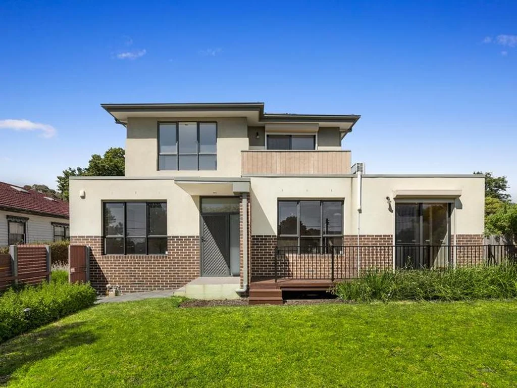 North-Facing Townhouse Embodies Luxury and Style