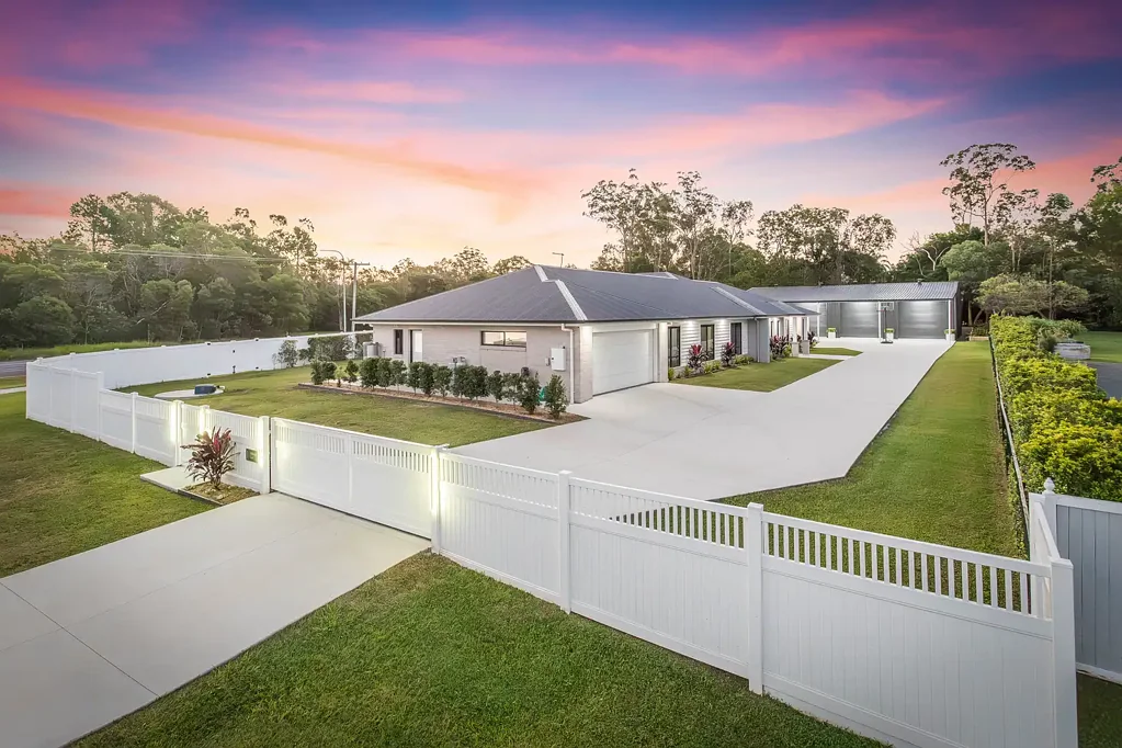 Caboolture 5房  🌿 一座现代庄园杰作——私密、安全、设计令人印象深刻  🌿 A Modern Acreage Masterpiece – Private, Secure & Designed to Impress
