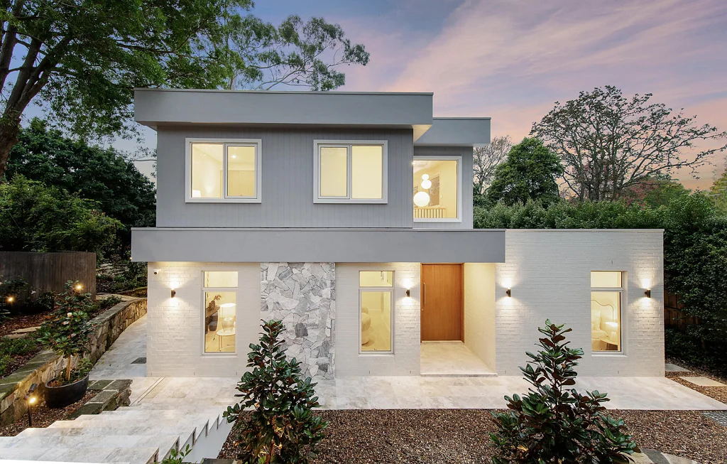 Wahroonga 4房 中世纪风格魅力 私密死胡同 1151sqm朝北地块 豪华石材厨房 双层入口 宽敞餐厅 媒体室 主卧his and hers robes 所有浴室地暖 超大露台户外厨房 Bespoke architectural luxury, stunning just completed home