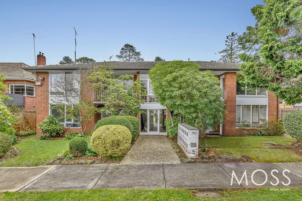 First Floor 2 Bedroom Unit with Ducted Heating!
