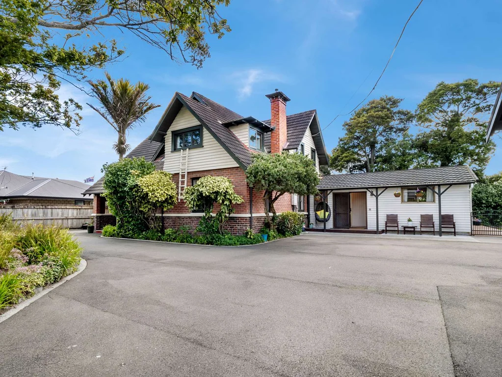Feilding 5房  Extended Family or (Home plus income)