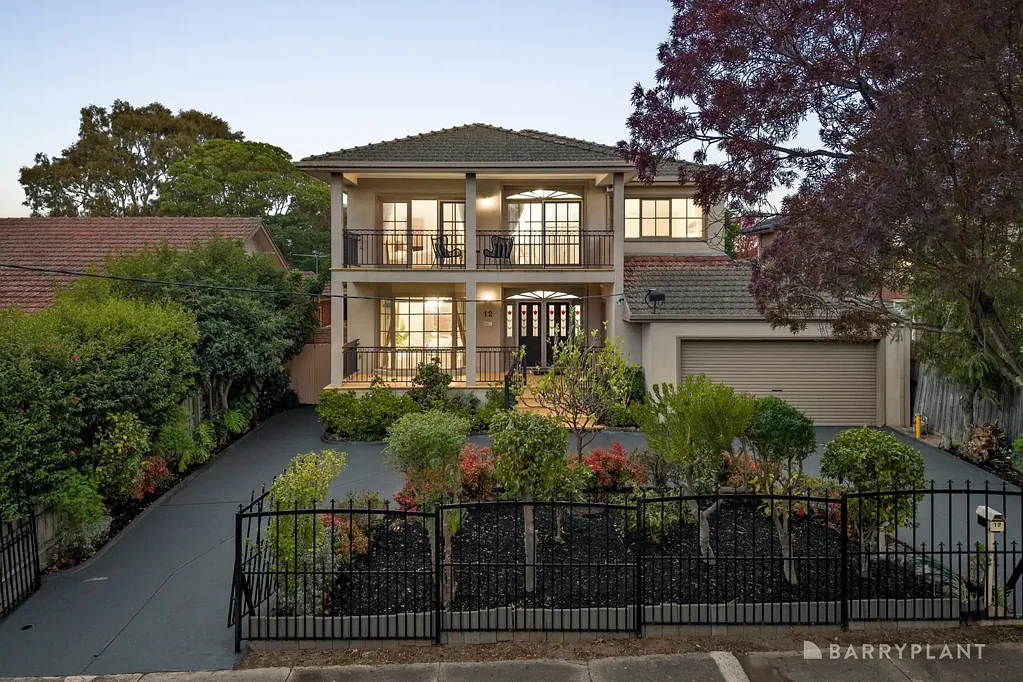 Glen Iris 6房 745平米低维护地块 六卧室三浴室 美国橡木厨房 儿童专属区 主卧带露台 停车位宽敞 地段优越 A blue-ribbon family home of scale, warmth and substance.
