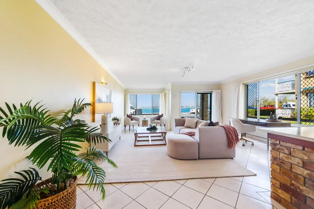 Labrador 2ਬੈੱਡਰੂਮ Prime Ground Floor Esplanade Living with Uninterrupted Panoramic Broadwater Views