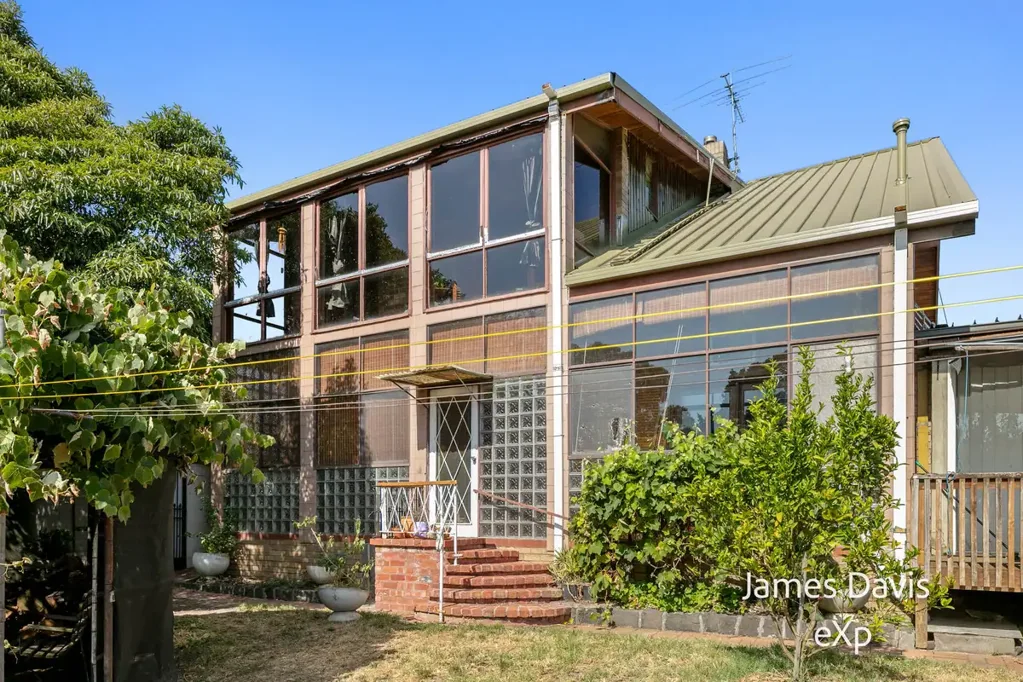 Ivanhoe 4ห้องนอน Parkland Potential with Rare Rear Allotment Appeal