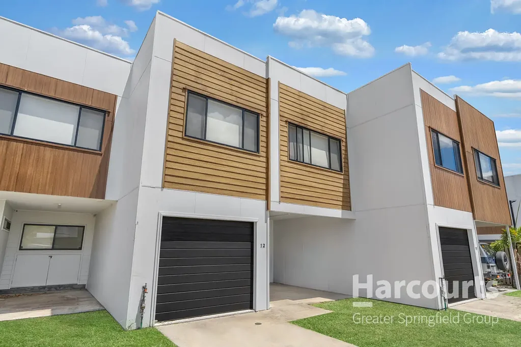 Raceview 4 Slaapkamer Stylish, Spacious & Secure - Near-New Townhouse Living!