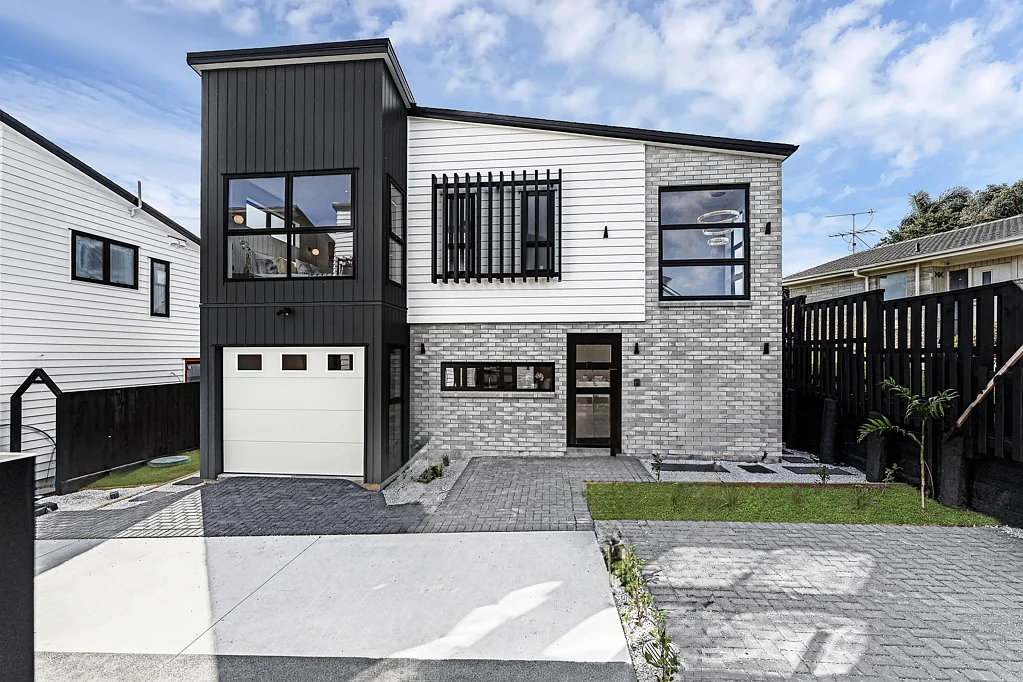 Botany Downs 5房  BRAND NEW WITH HEAPS OF PARKING