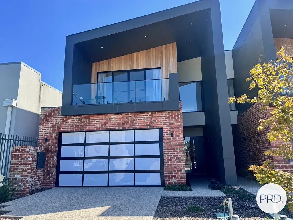 STUNNING FULLY FURNISHED TOWNHOUSE!