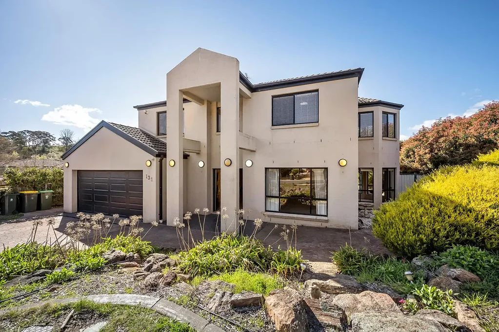 Nicholls 5ਬੈੱਡਰੂਮ This very versatile family home is open to offers...