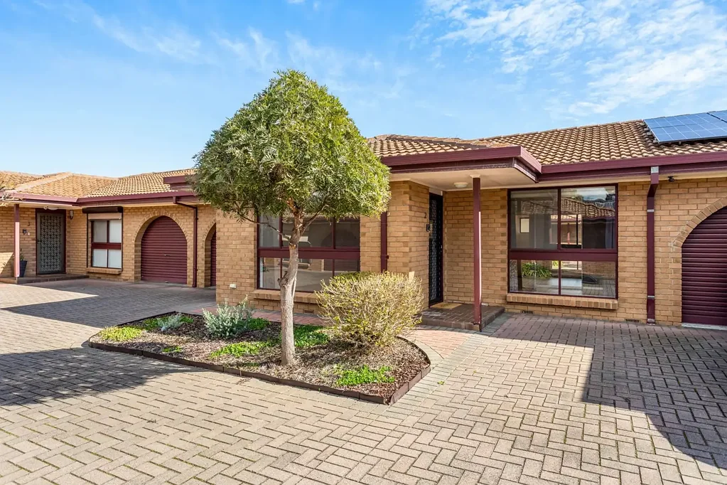 Greenacres 2 Bedroom Fully Renovated Homette with Large Private Courtyard Retreat