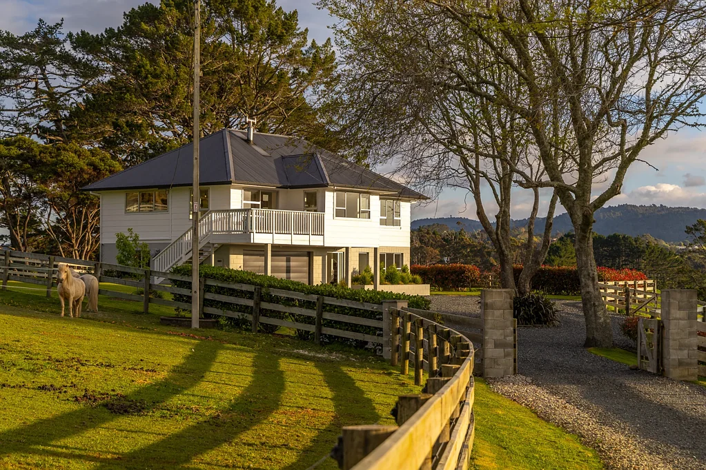 Waitakere 4 Bedroom A Country Sanctuary, Moments From the City