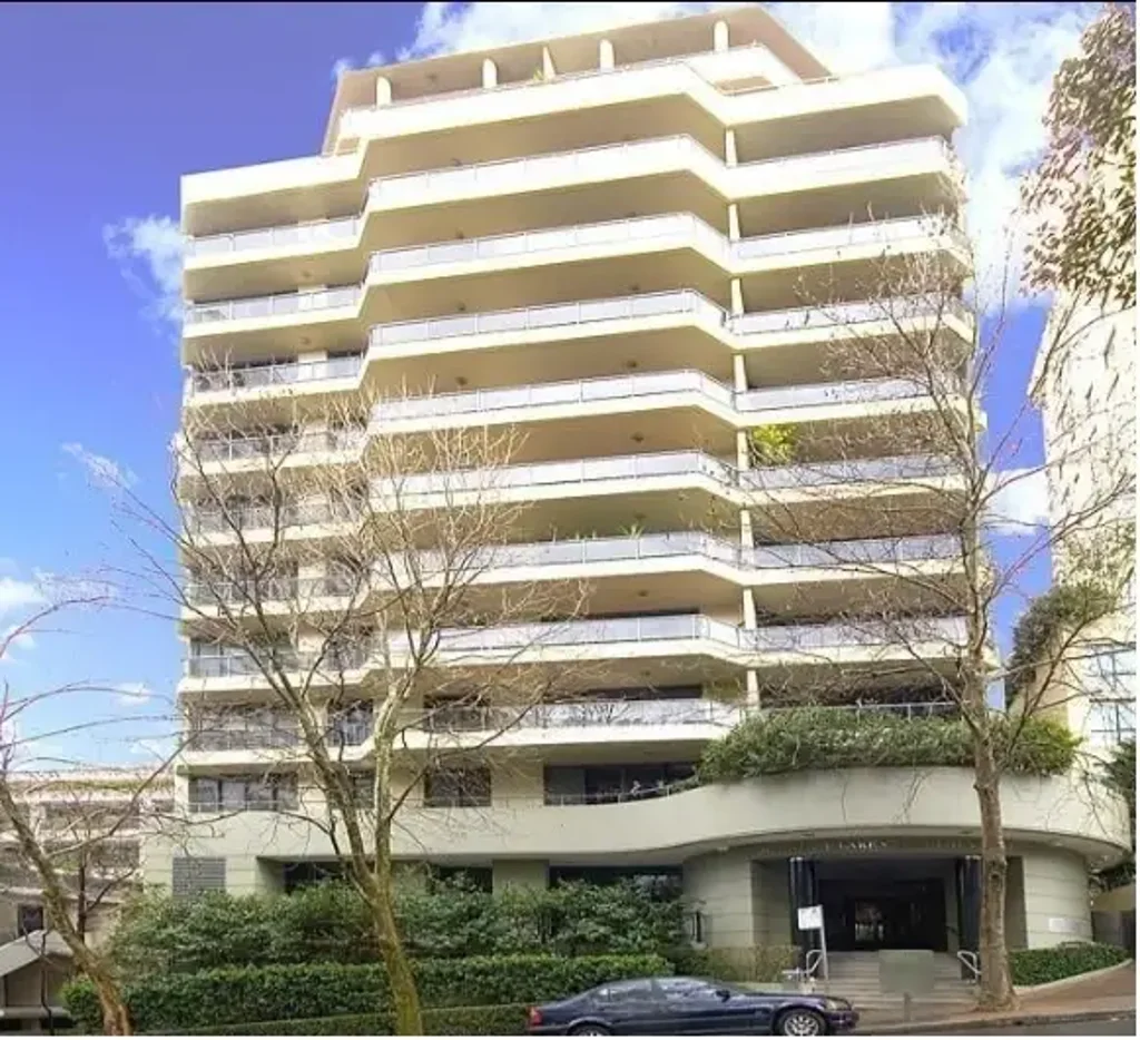 Modern One-bedroom Apartment at Central Location
Opposite to Metro Station ( Victoria Cross)
