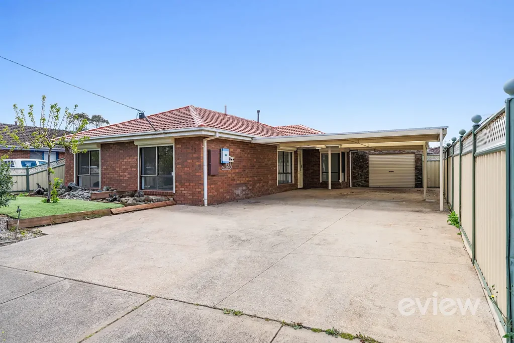 Family Home with Separate Studio in Werribee!