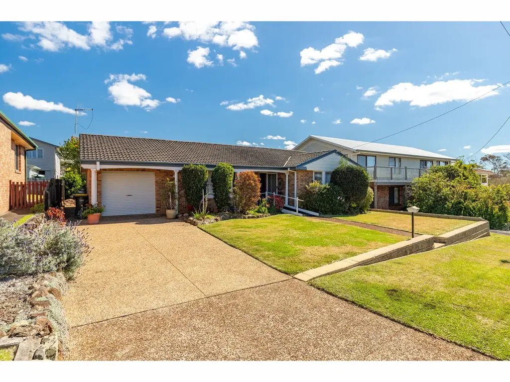Diamond Beach 3 Bedroom Beachside Living Made Easy  - Spacious Home on Level Block